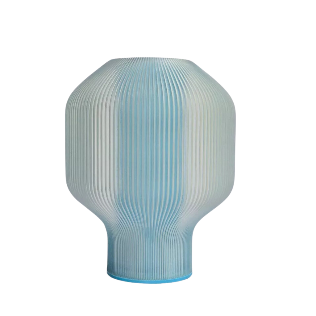 Lámpara de mesa Fiamma 26 cm de alto estructura blanca y tulipa celeste s/foco